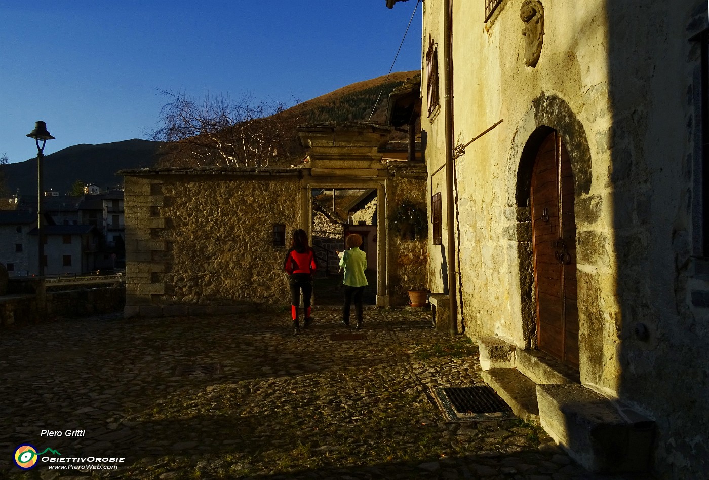88 Borgo antico di Arnosto, ben restaurato.JPG -                                